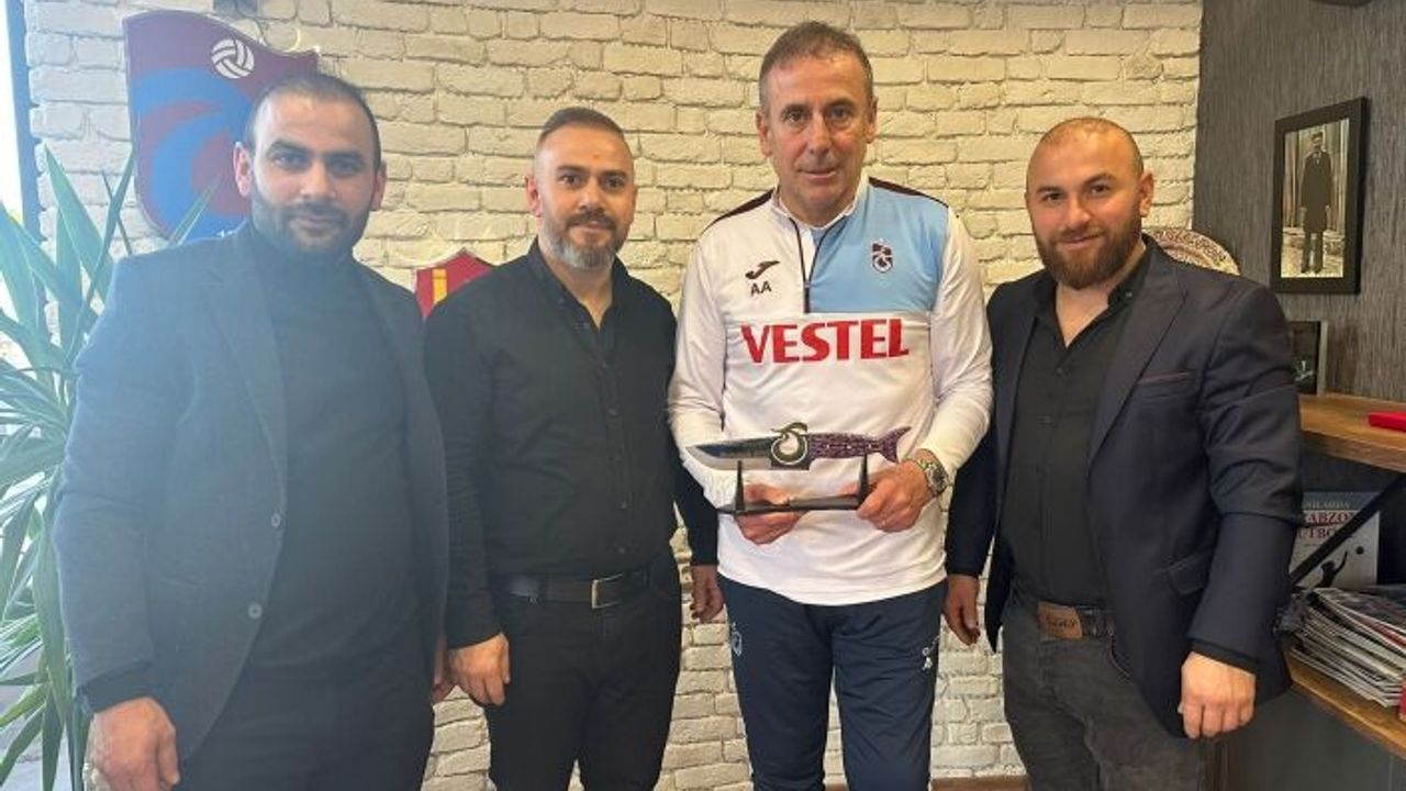 ÖZYİĞİT KARDEŞLER ABDULLAH AVCI’YA AVCI BIÇAĞI HEDİYE ETTİLER