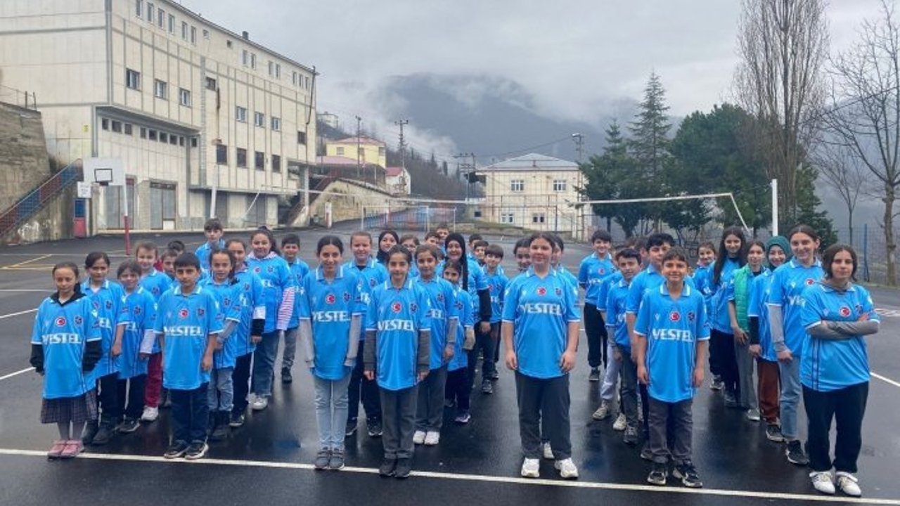 COŞKUN ÖZTÜRK’DEN AKPINAR İLKÖĞRETİM OKULU ÖĞRENCİLERİNE FORMA