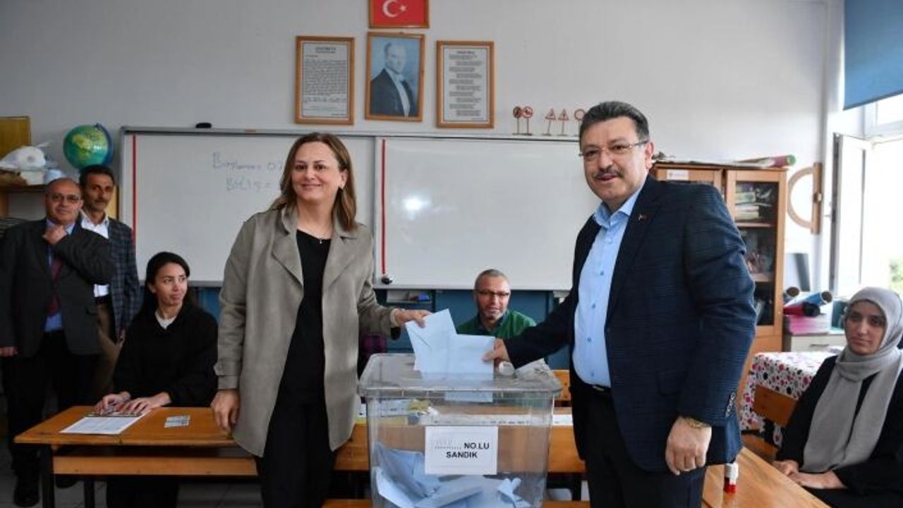 TRABZON BÜYÜKŞEHİR BELEDİYE BAŞKAN ADAYI AHMET METİN GENÇ OYUNU KULLANDI