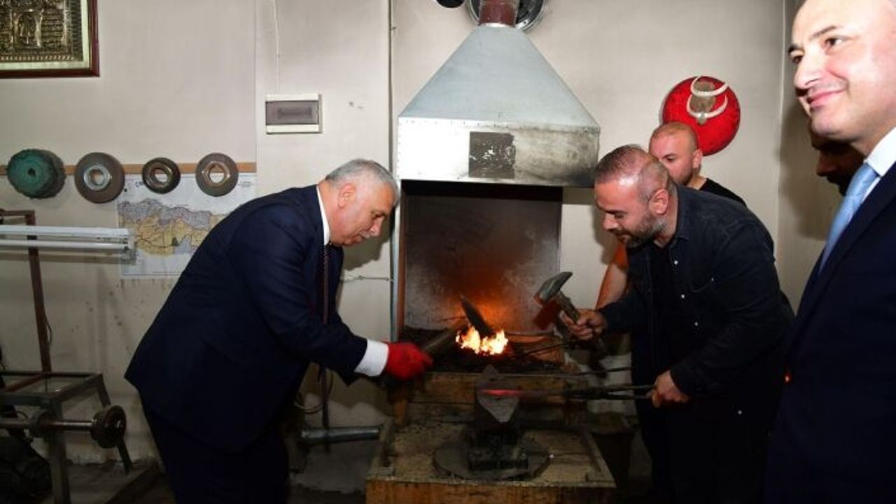 TRABZON VALİSİ AZİZ YILDIRIM DÖVME BIÇAK YAPTI