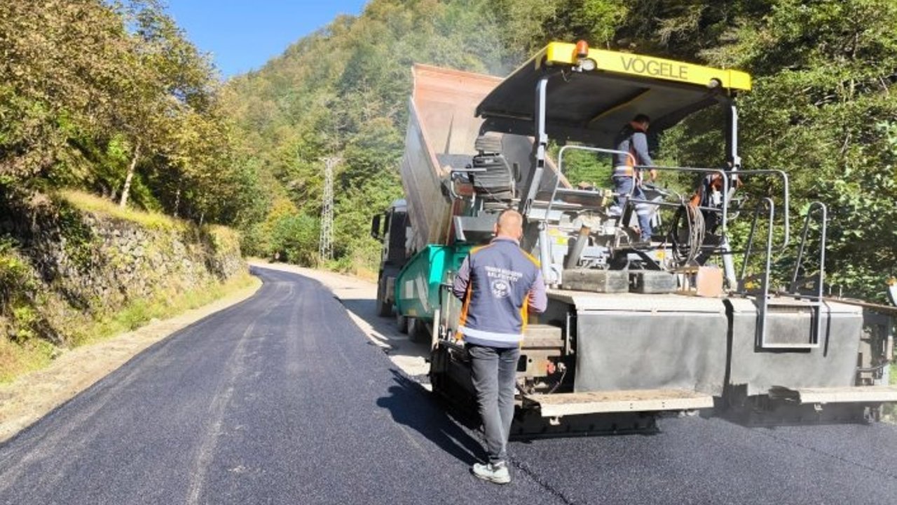 BÜYÜKŞEHİR 18 İLÇEDE ASFALT VE BETON YOL FAALİYETLERİNİ SÜRDÜRÜYOR