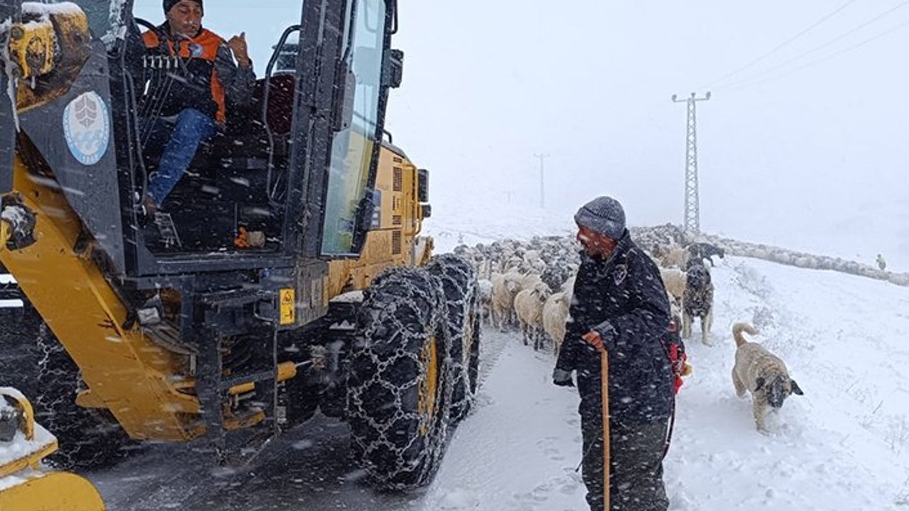 TRABZON’DA KAR ESARETİ BÜYÜKŞEHİR EKİPLERİ TEYAKKUZDA