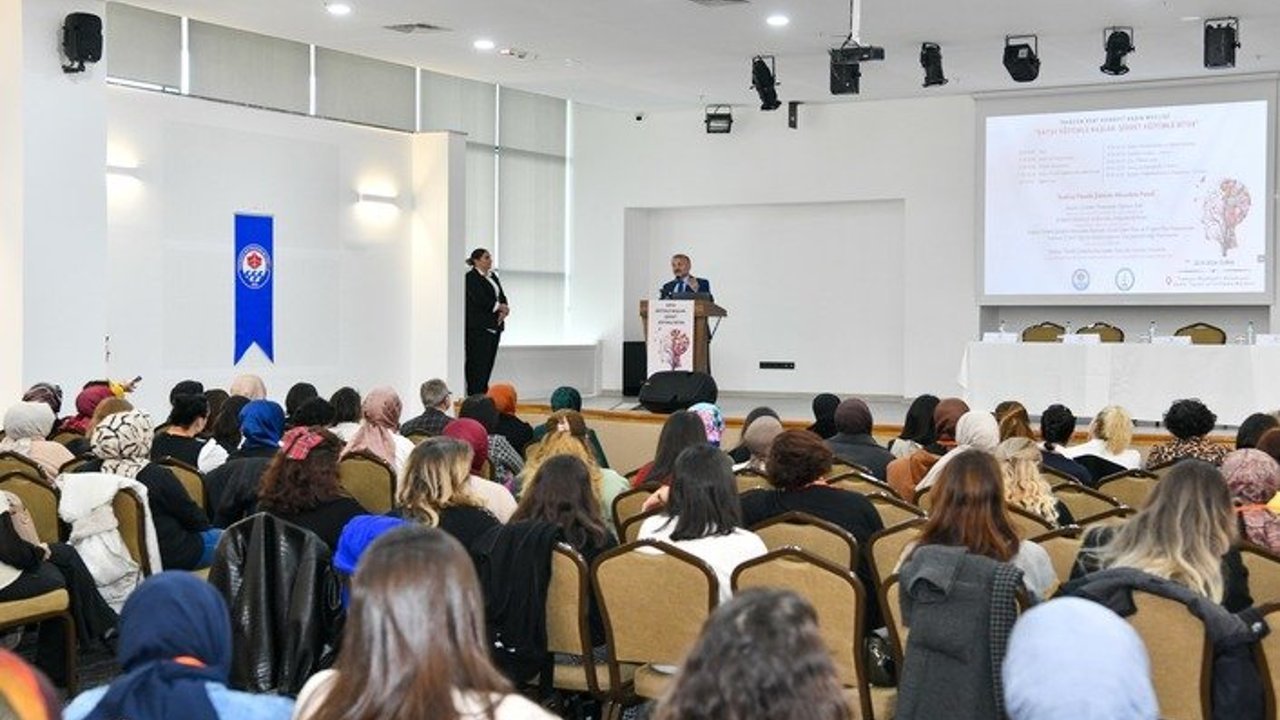 TRABZON’DA KADINA YÖNELİK ŞİDDETLE MÜCADELE PANELİ DÜZENLENDİ