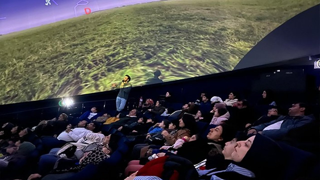 BİLİM MERKEZİ’NDE GÖKYÜZÜNÜ GÖZLEMLEDİLER