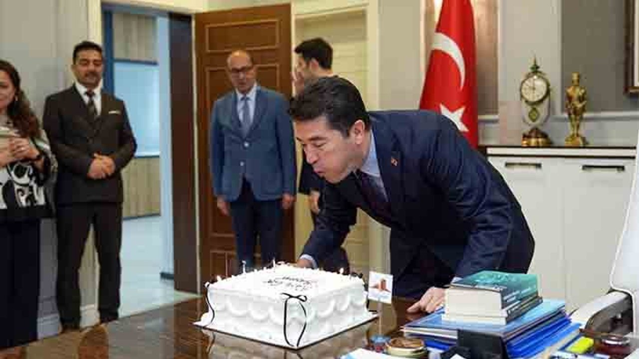 BAŞKAN KAYA’YA SÜRPRİZ DOĞUM GÜNÜ KUTLAMASI