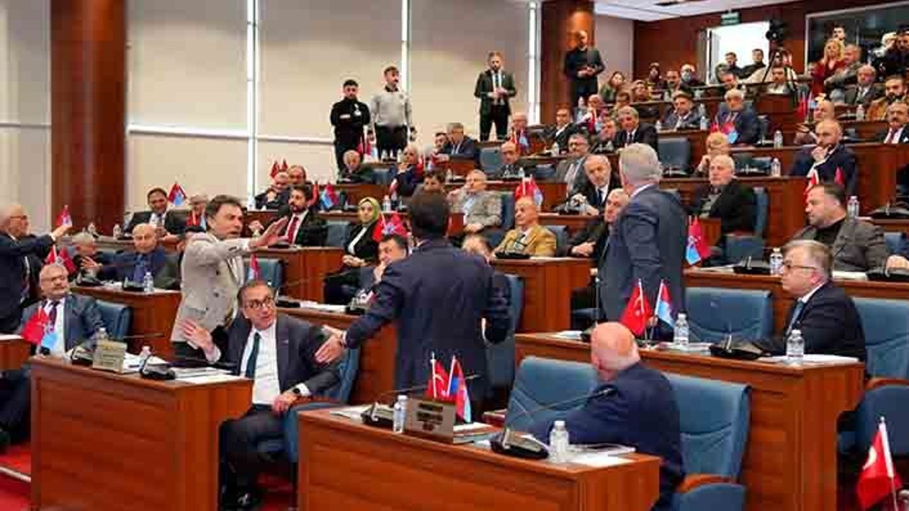 TRABZON BÜYÜKŞEHİR MECLİSİNDE GERGİN ANLAR YAŞANDI