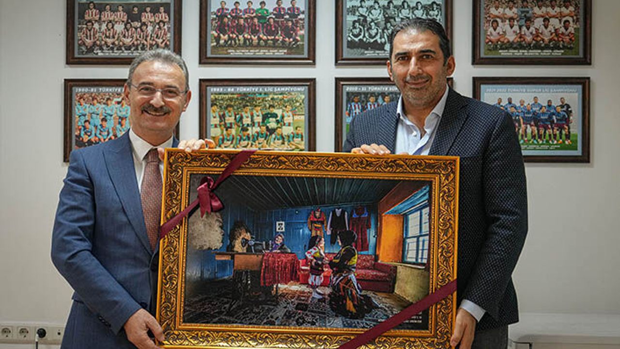 “AĞASAR YÖRESEL ELBİSE DİKİM EVİ” TEMALI TABLOYU HEDİYE ETTİ