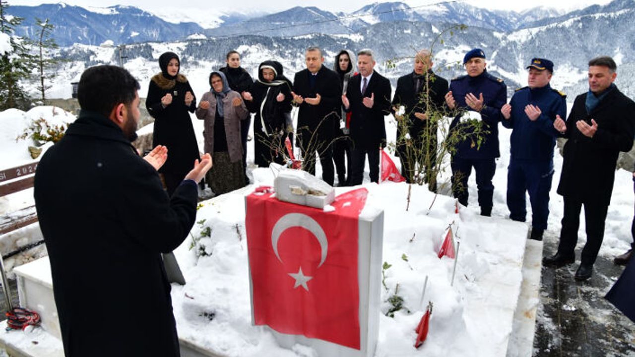 ŞEHİT EREN BÜLBÜL’ÜN KABRİNE ANLAMLI ZİYARET