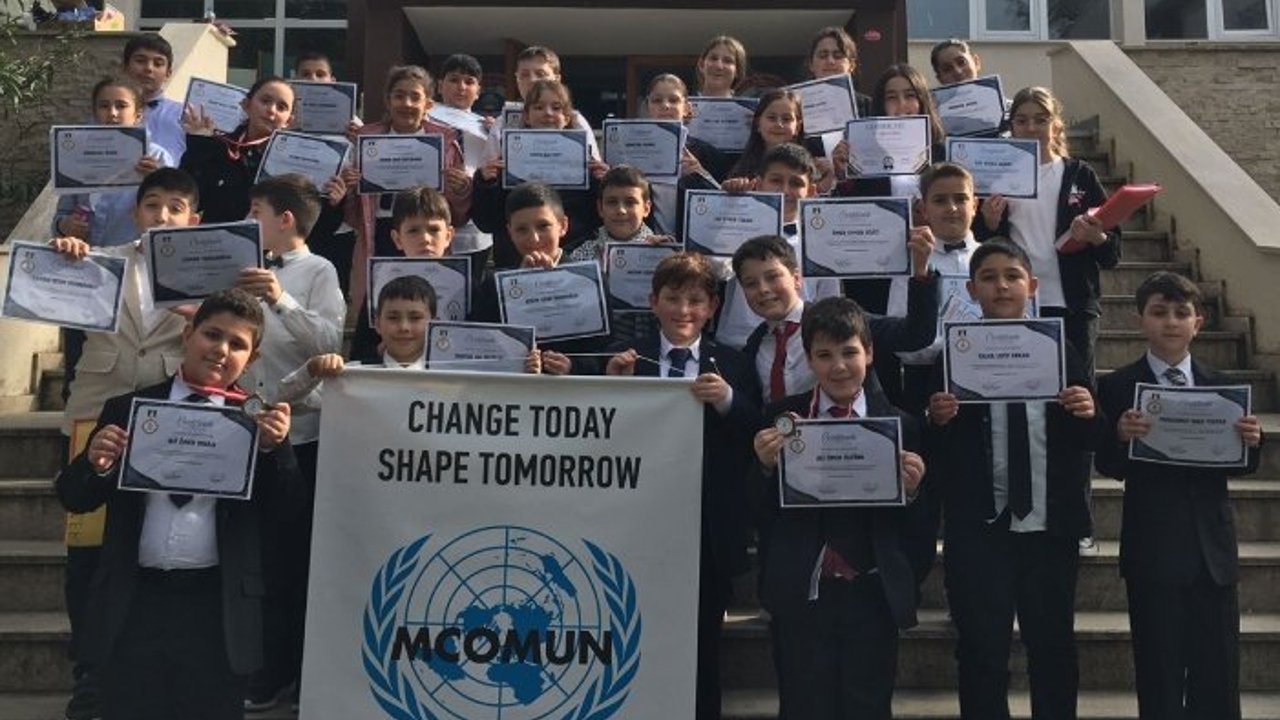 ÖĞRENCİLER DÜNYA SORUNLARINA ÇÖZÜM ARADI