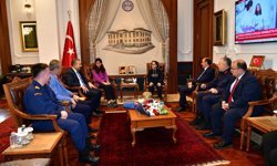 ÖĞRENCİLER VALİ ŞAHİN'İ ZİYARET ETTİ.