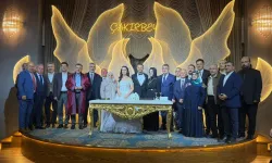 GENÇ ÇİFTE BİR ÖMÜR BOYU MUTLULUKLAR DİLERİZ