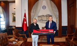 VALİ ŞAHİN'E FATİH KILICI HEDİYE ETTİ