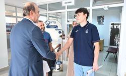 KTÜ’DE YENİ ÖĞRENCİLER, ÇİÇEKLERLE KARŞILANDI
