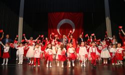 BAŞKAN GENÇ, MİNİKLERİN CUMHURİYET COŞKUSUNA ORTAK OLDU