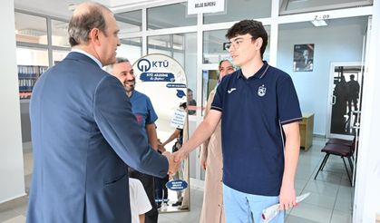 KTÜ’DE YENİ ÖĞRENCİLER, ÇİÇEKLERLE KARŞILANDI