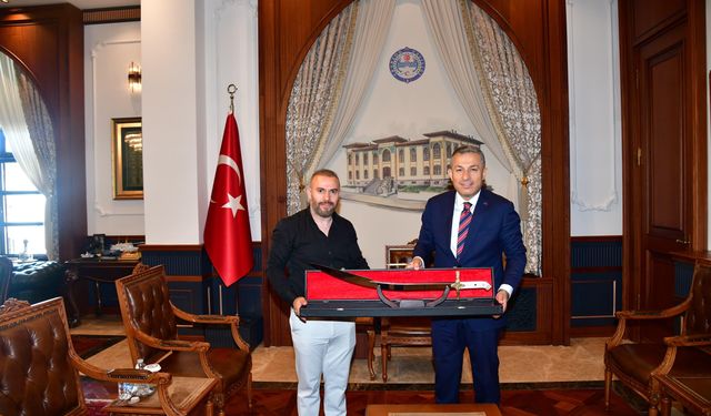 VALİ ŞAHİN'E FATİH KILICI HEDİYE ETTİ