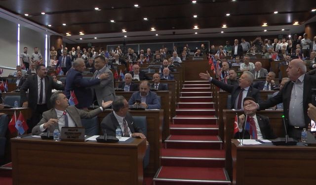SÜPRİZ ÇİÇEK TAKDİMİYLE GÜZEL BAŞLADI, SONRASINDA TANSİYON BİR ANDA YÜKSELDİ