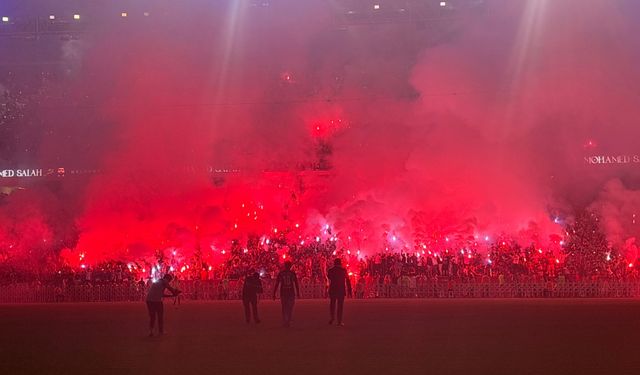 TRABZONSPOR'DA SALAH YAKLAŞIK 30 BİN TARAFTAR ÖNÜNDE İMZA ATTI