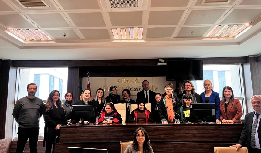 ADLİYEDE TEMSİLİ 23 NİSAN DURUŞMASI