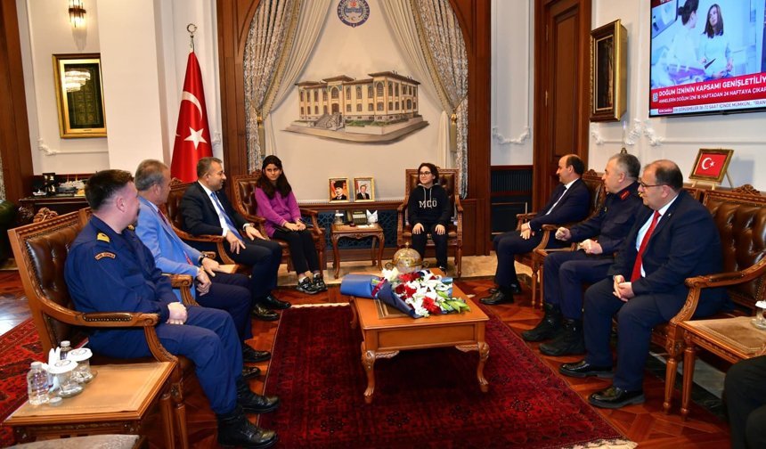 ÖĞRENCİLER VALİ ŞAHİN'İ ZİYARET ETTİ.