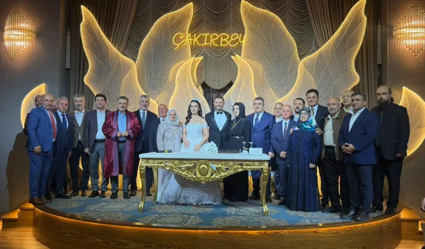 GENÇ ÇİFTE BİR ÖMÜR BOYU MUTLULUKLAR DİLERİZ
