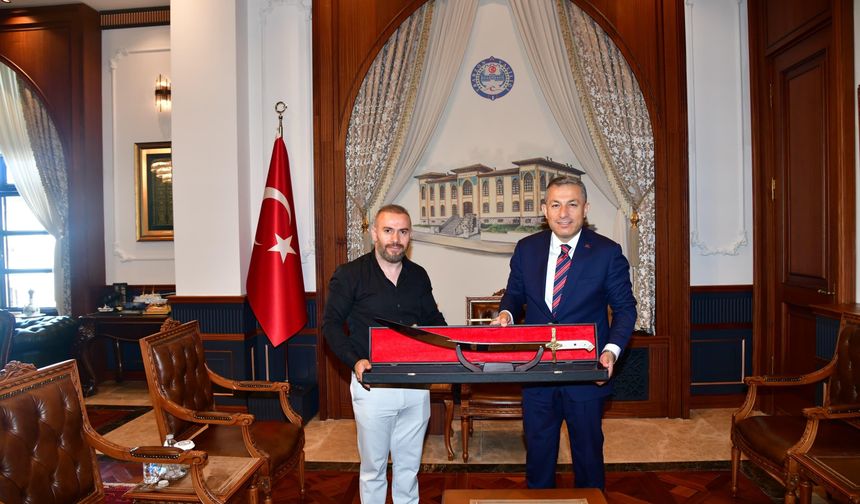 VALİ ŞAHİN'E FATİH KILICI HEDİYE ETTİ