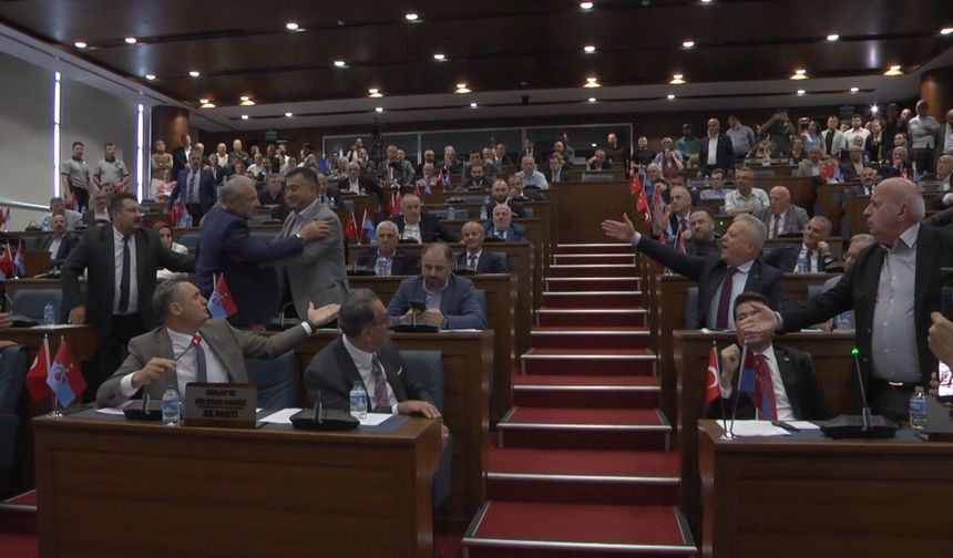 SÜPRİZ ÇİÇEK TAKDİMİYLE GÜZEL BAŞLADI, SONRASINDA TANSİYON BİR ANDA YÜKSELDİ