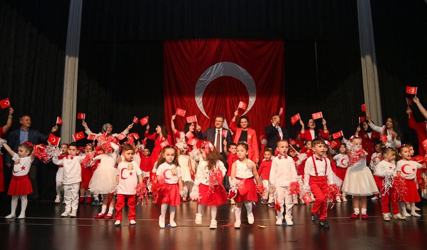 BAŞKAN GENÇ, MİNİKLERİN CUMHURİYET COŞKUSUNA ORTAK OLDU