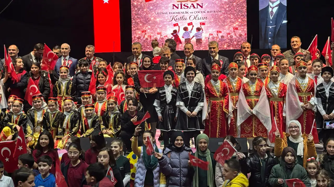 23 NİSAN KUTLAMALARINDA RENKLİ GÖRÜNTÜLER ORTAYA ÇIKTI