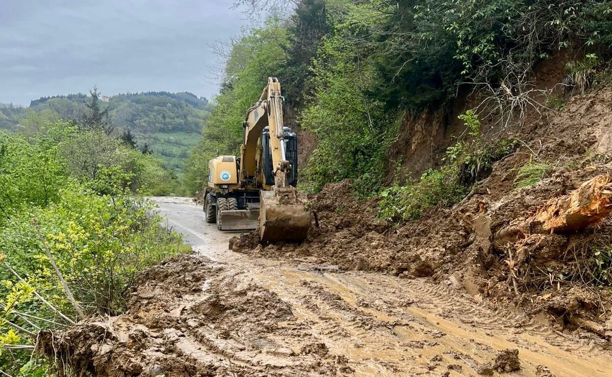 ORTAHİSAR BELEDİYESİ, KIRSAL MAHALLELERDE YAŞANAN HEYELANLARA MÜDAHALE ETTİ