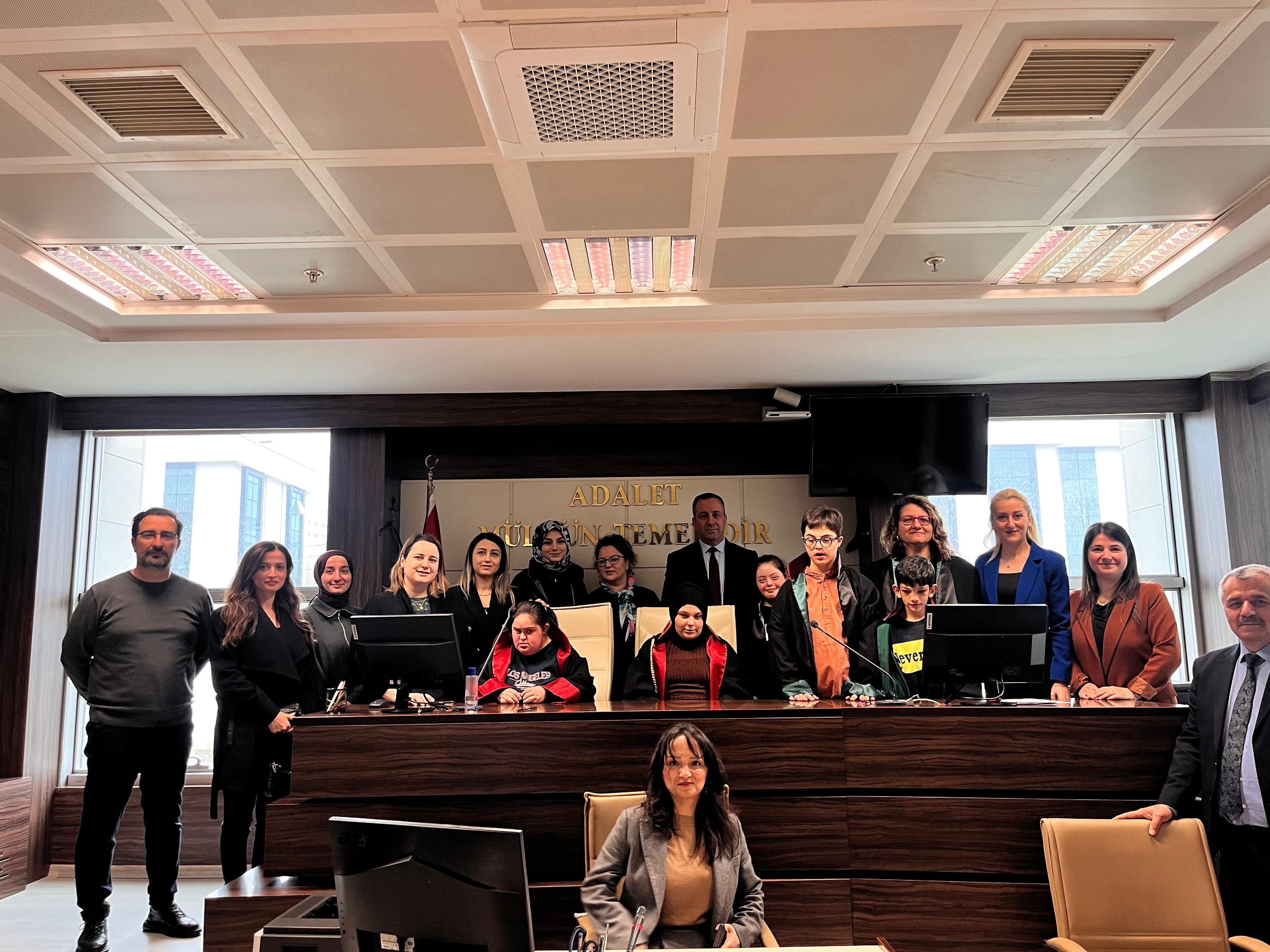 ADLİYEDE TEMSİLİ 23 NİSAN DURUŞMASI