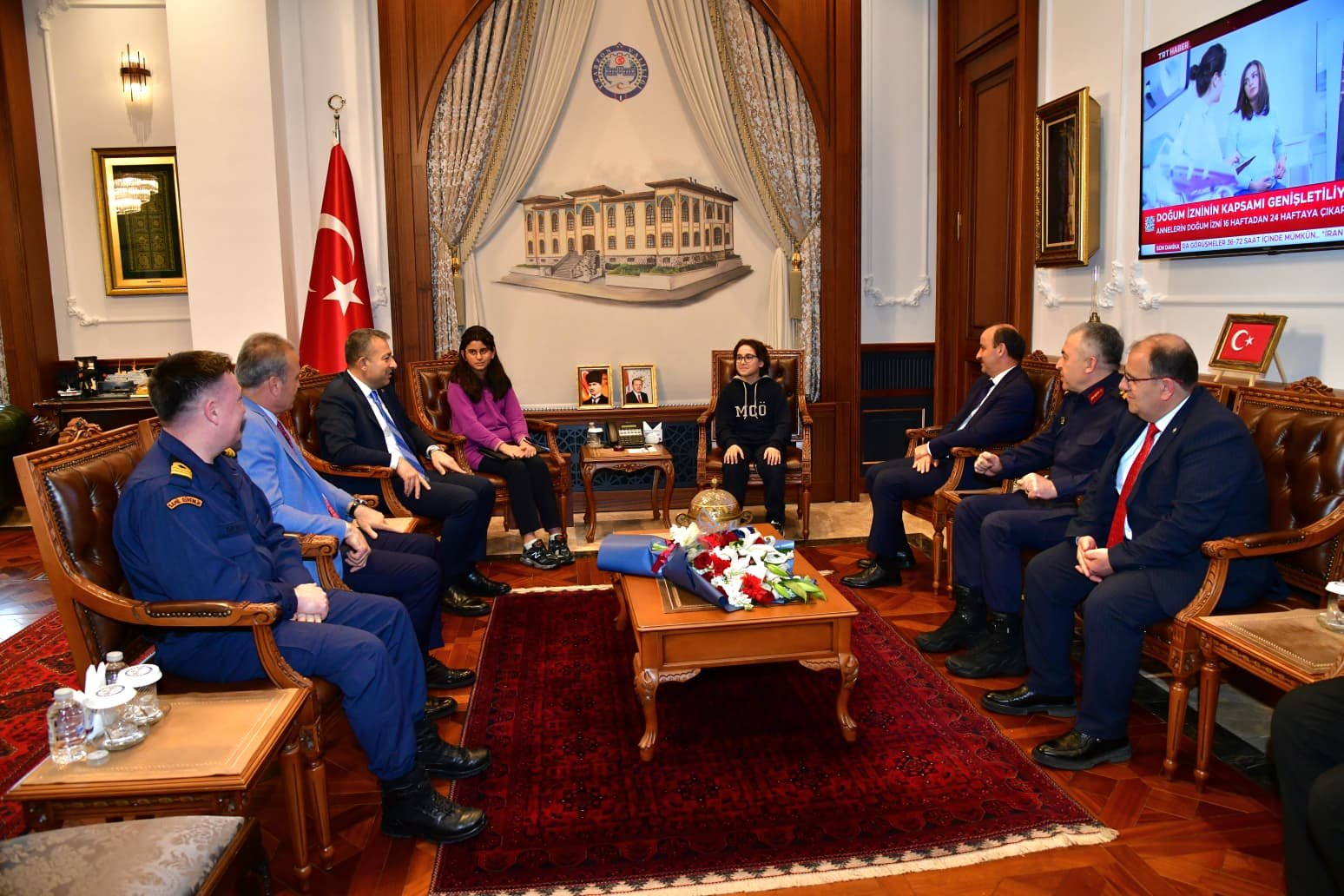 ÖĞRENCİLER VALİ ŞAHİN'İ ZİYARET ETTİ.