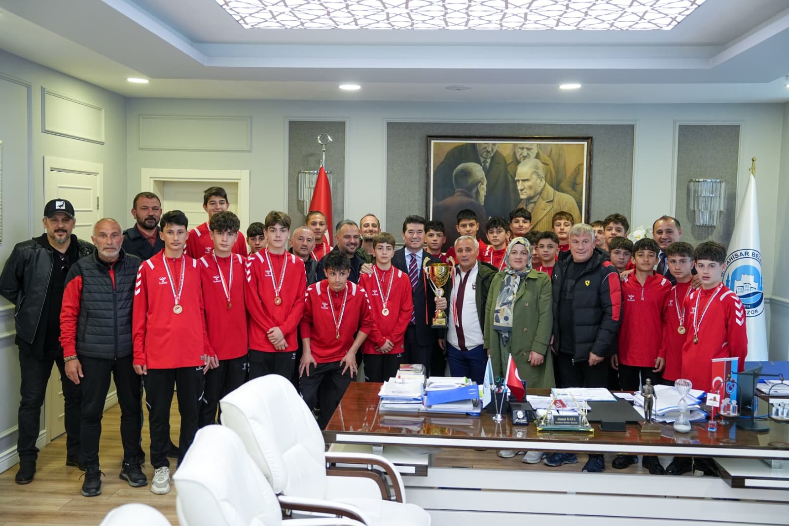 TÜRKİYE ŞAMPİYONU GENÇLER, BAŞKAN KAYA’YI ZİYARET ETTİ