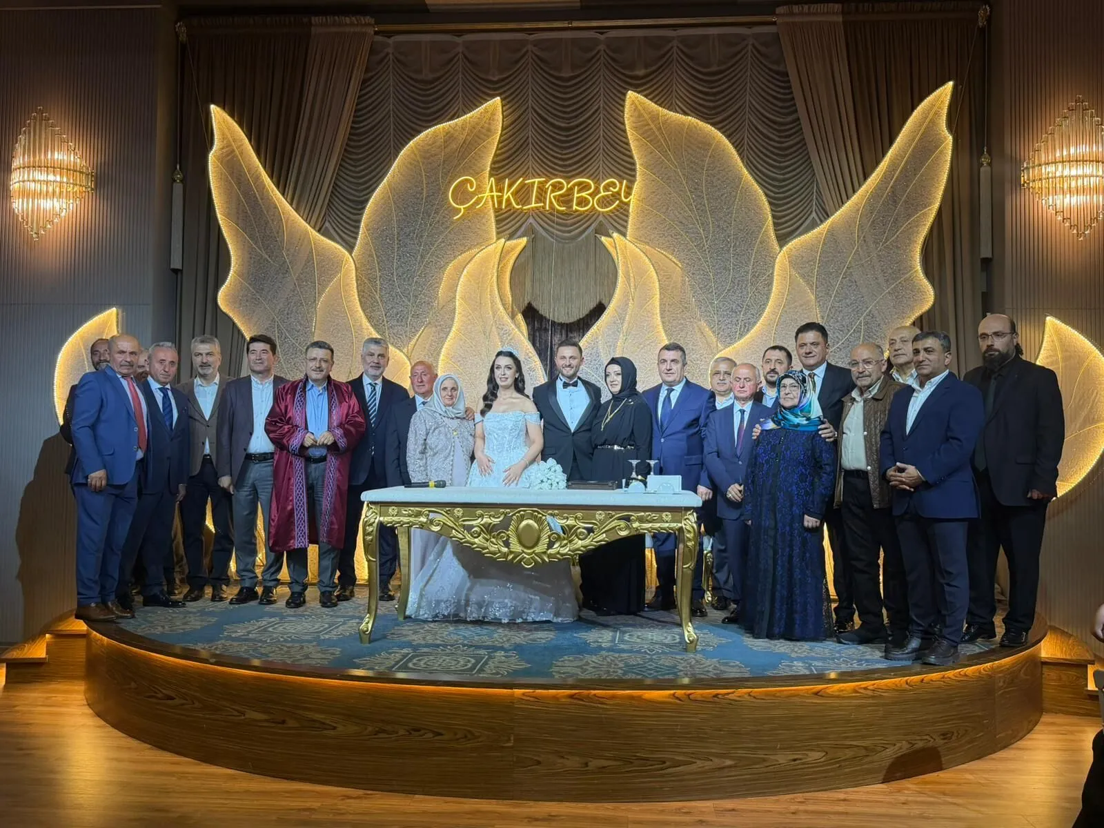 GENÇ ÇİFTE BİR ÖMÜR BOYU MUTLULUKLAR DİLERİZ