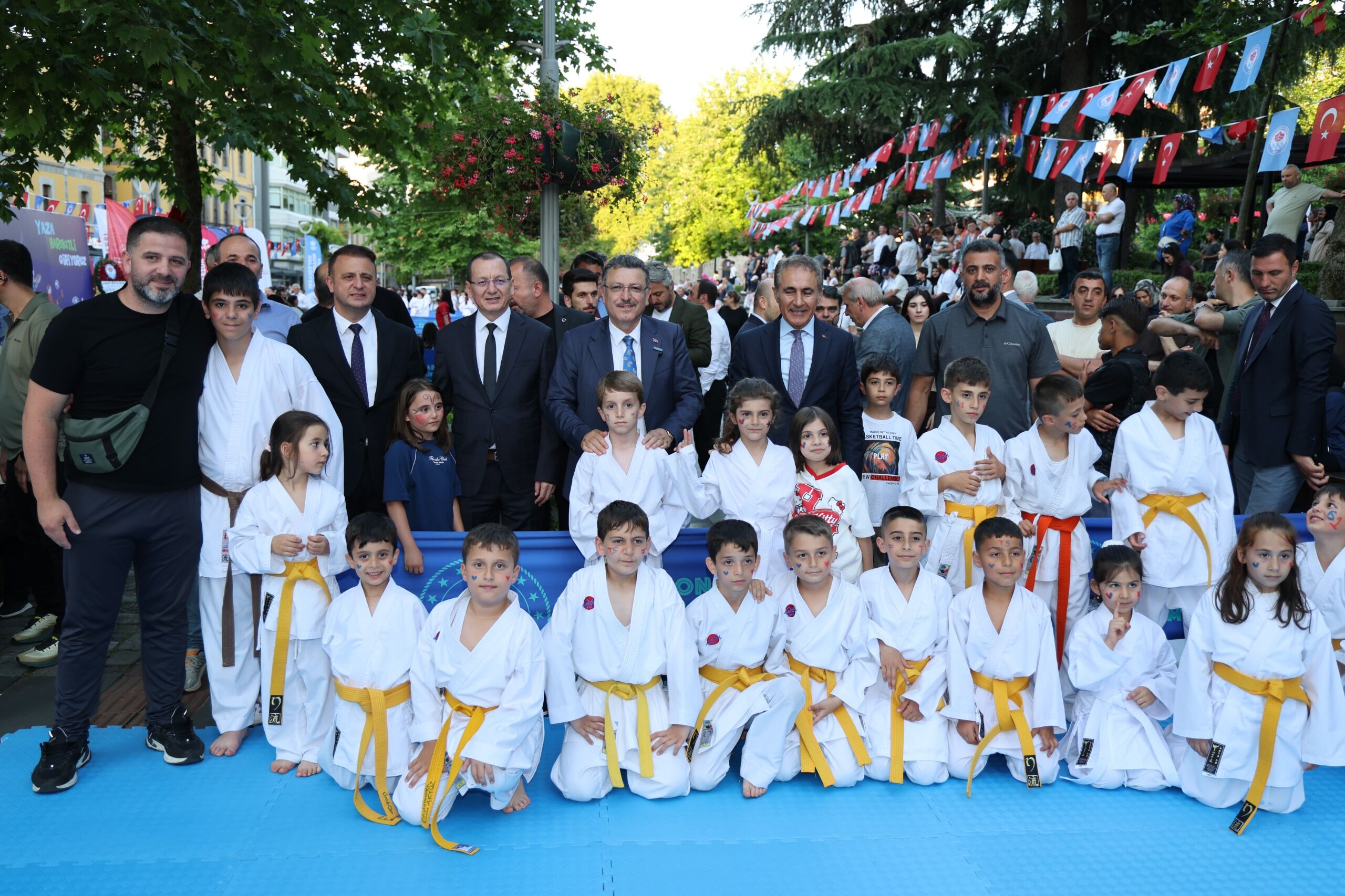 HER ŞEY ÇOCUKLARIMIZIN MUTLULUĞU VE GELECEĞİ İÇİN