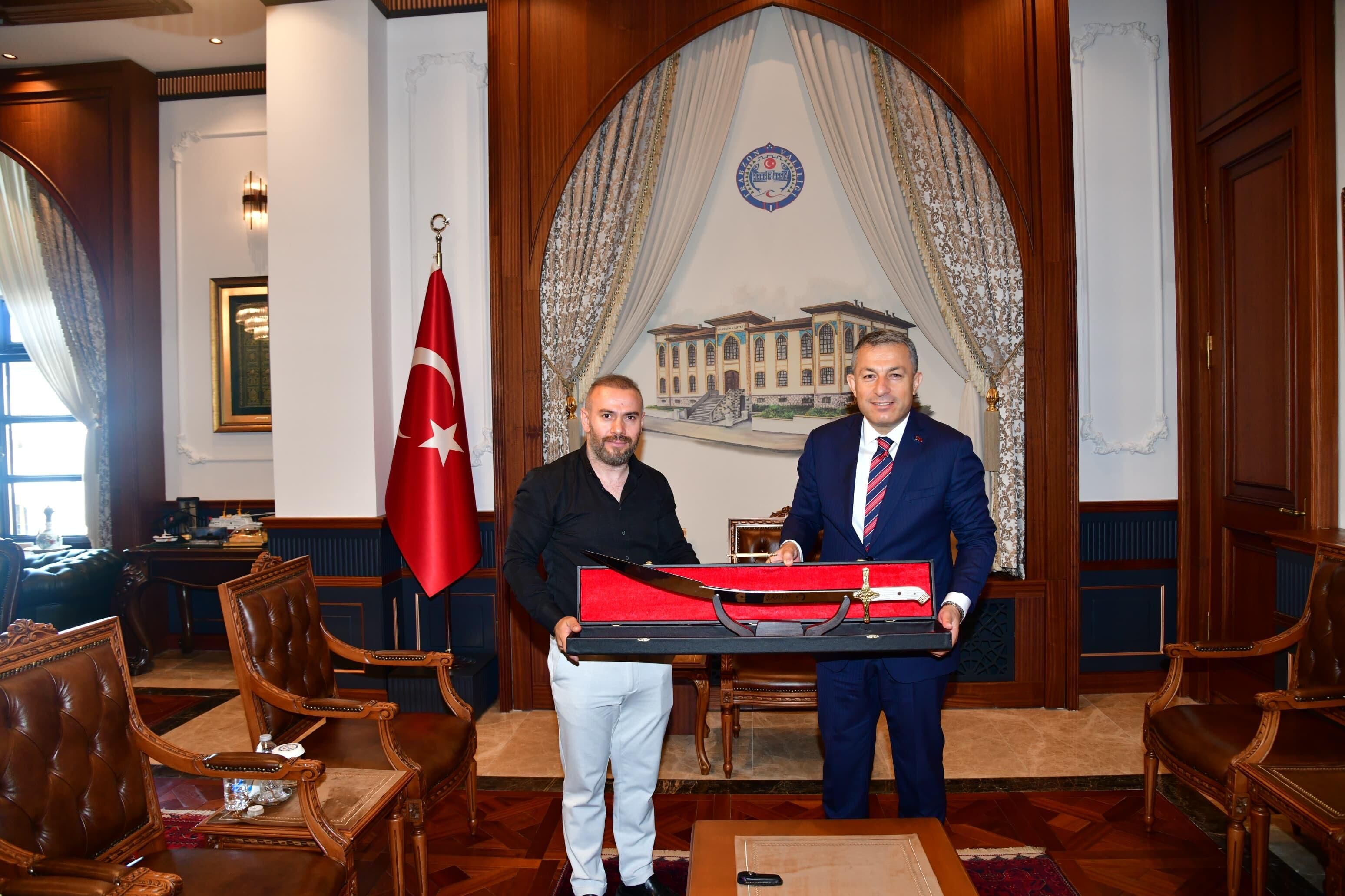 VALİ ŞAHİN'E FATİH KILICI HEDİYE ETTİ