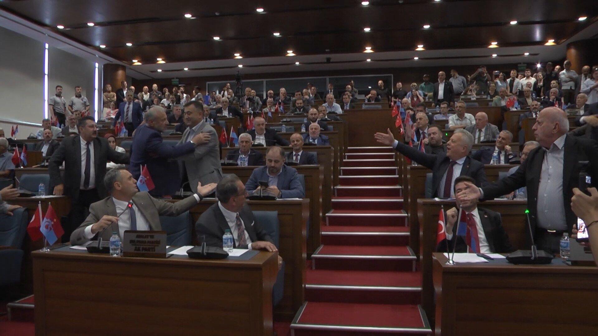 SÜPRİZ ÇİÇEK TAKDİMİYLE GÜZEL BAŞLADI, SONRASINDA TANSİYON BİR ANDA YÜKSELDİ