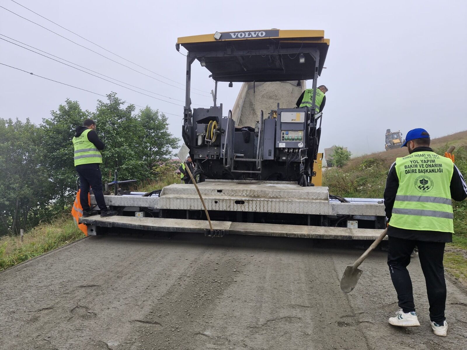 TRABZON’DA 4 İLÇEDE 13 KİLOMETRELİK YOL KURU BETONLA KAPLANDI