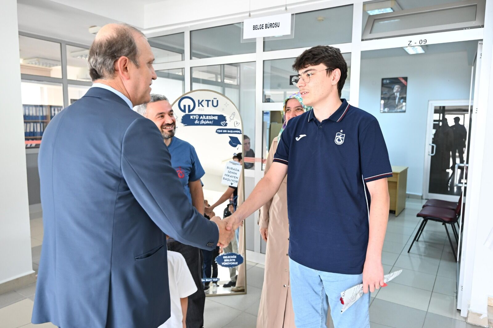 KTÜ’DE YENİ ÖĞRENCİLER, ÇİÇEKLERLE KARŞILANDI