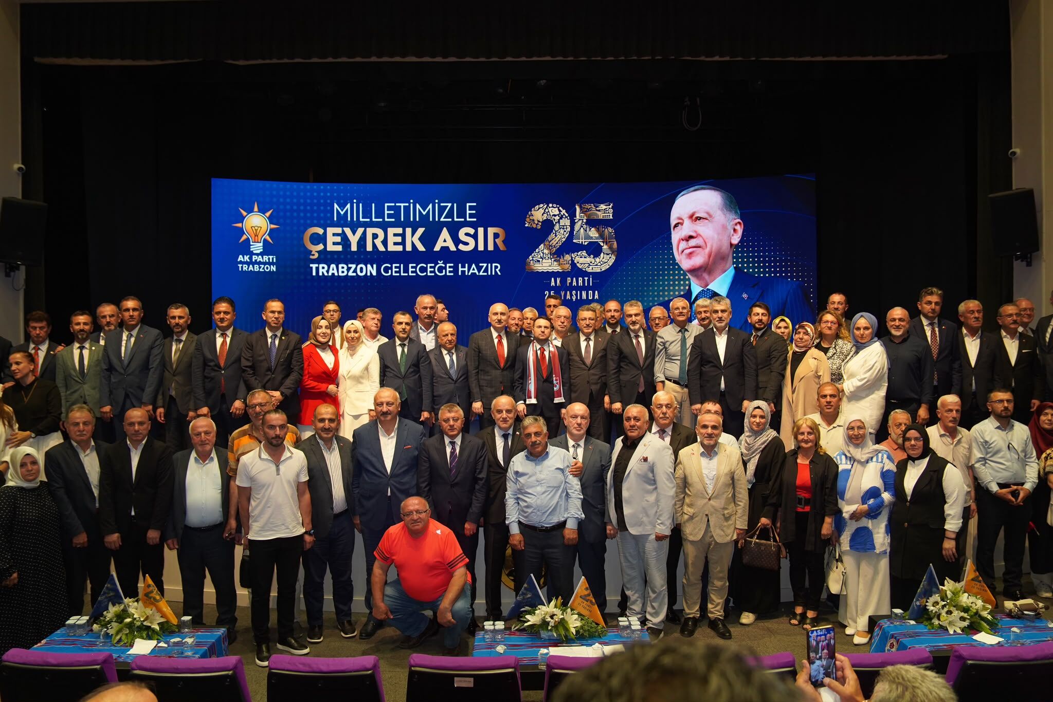 BAKAN GÜRLEK'TEN TEŞKİLATA "GÖNÜLLERE DOKUNARAK ÇALIŞACAĞIZ" MESAJI