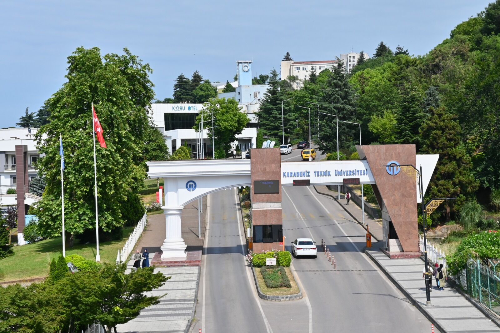 “ULUSLARARASI BİLİM İNSANLARINI ÜNİVERSİTEMİZE KAZANDIRMAYI KIYMETLİ BULUYORUZ”