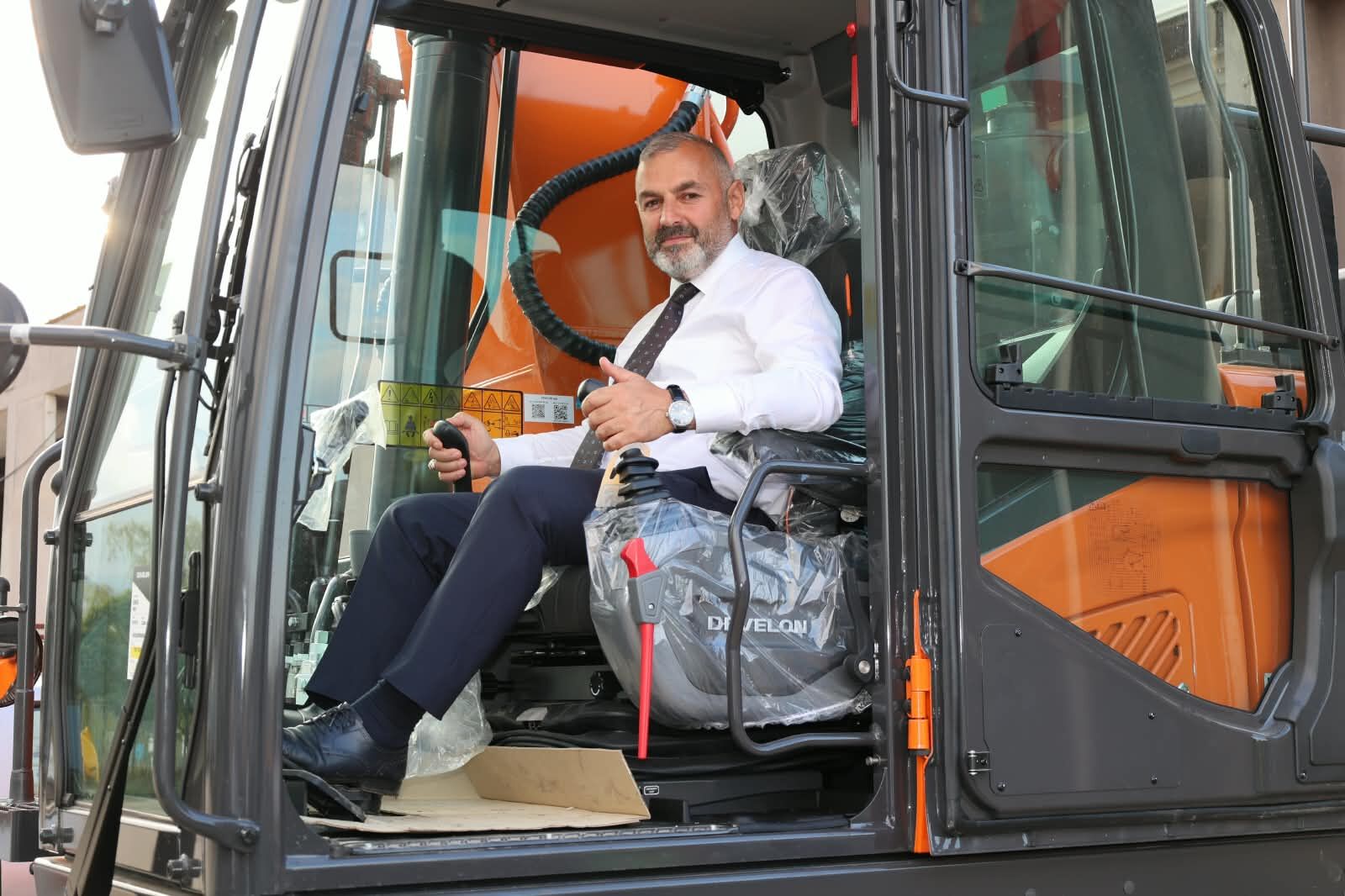 ARSİN BELEDİYESİ’NİN ARAÇ PARKINA 30 TONLUK EKSKAVATÖR