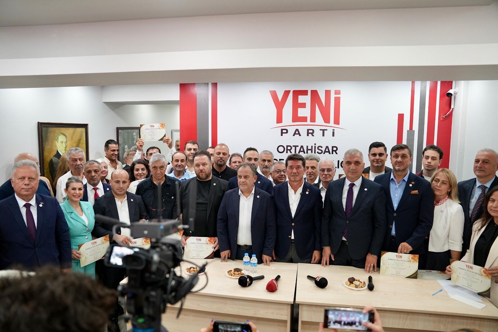 BAŞKAN AHMET KAYA VE 21 BELEDİYE MECLİS ÜYESİ  YENİ PARTİ’YE KATILDI