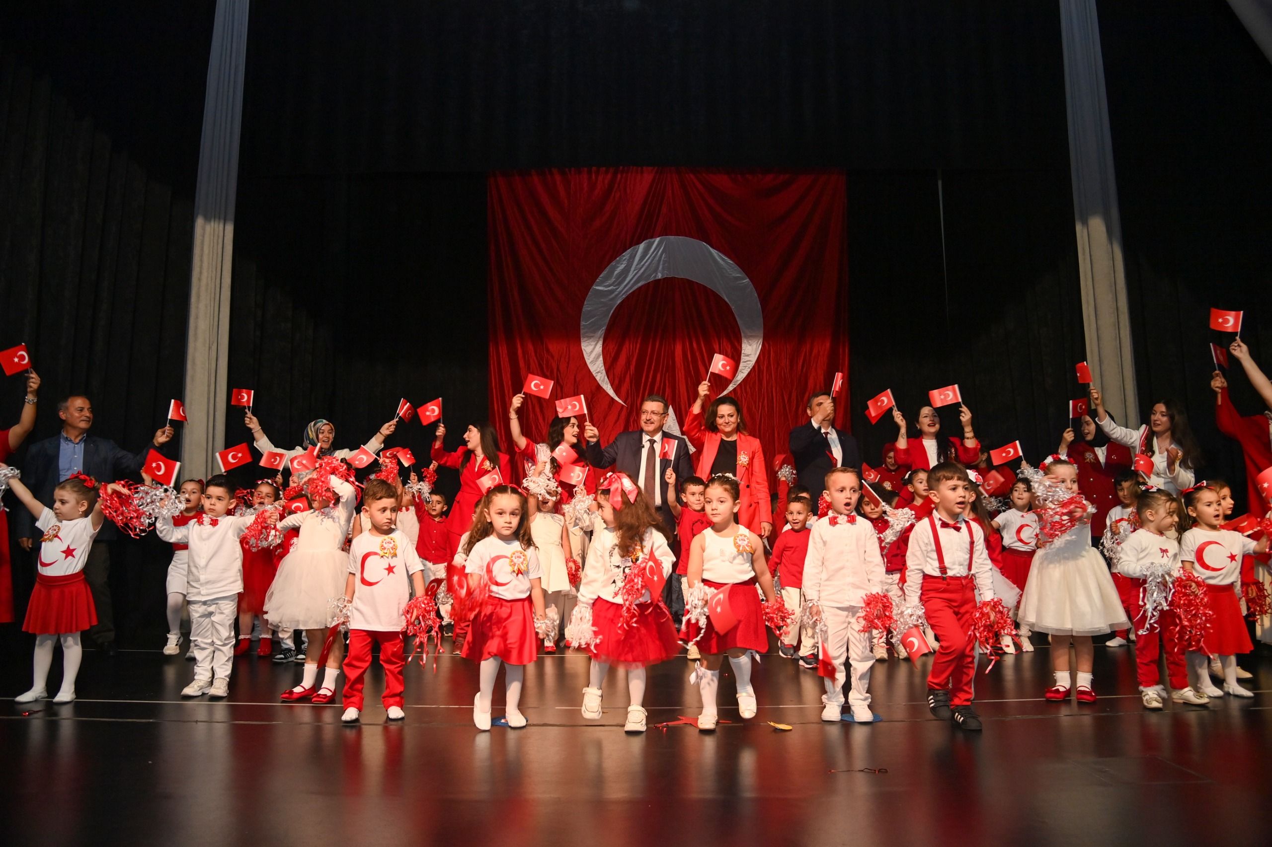 BAŞKAN GENÇ, MİNİKLERİN CUMHURİYET COŞKUSUNA ORTAK OLDU