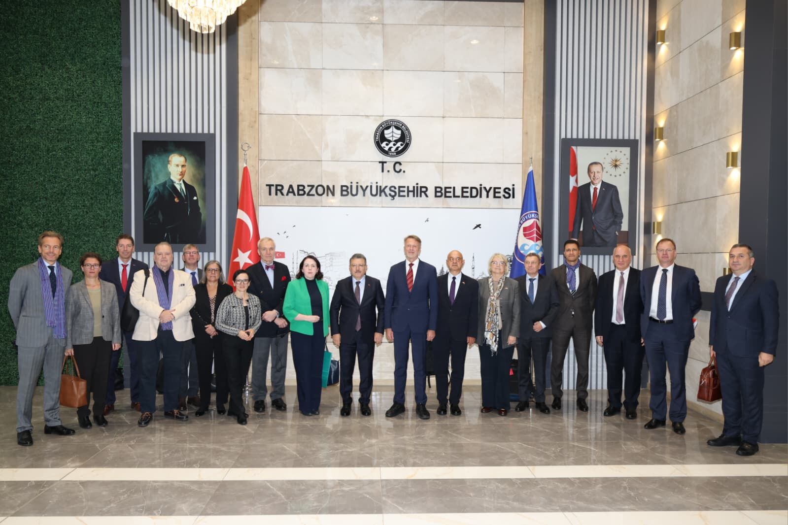BAŞKAN GENÇ, TRABZON’UN POTANSİYELİNİ BÜYÜKELÇİLERE ANLATTI.